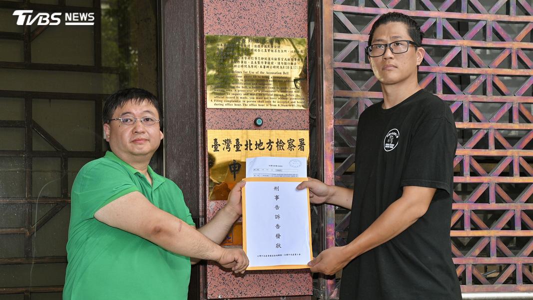 台灣外送產業權益協進聯盟及全國外送產業工會今(10)日前往台北地檢署提出詐欺告訴。(圖/胡瑞麒攝)