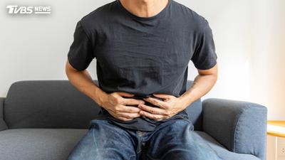 反覆胃痛嘔吐!陸男挺下垂巨肚動刀3小時 醫驚取出「180根鐵釘」