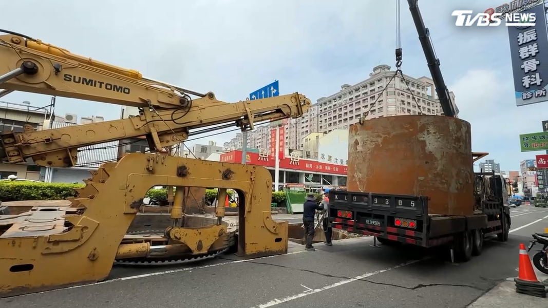 吊車失衡!1噸重機具砸路面 騎士嚇壞