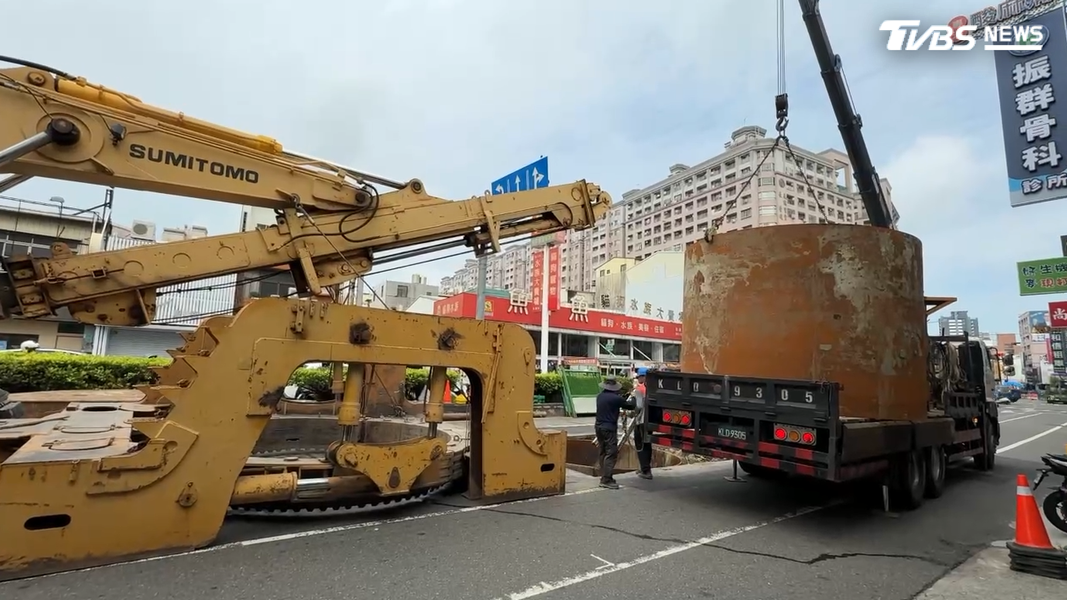 台南永康區中華路10日上午8時許發生工安意外,水利局進行汙水下水道工程時,施工吊車傾斜,重機具砸路面險釀禍(圖/TVBS)