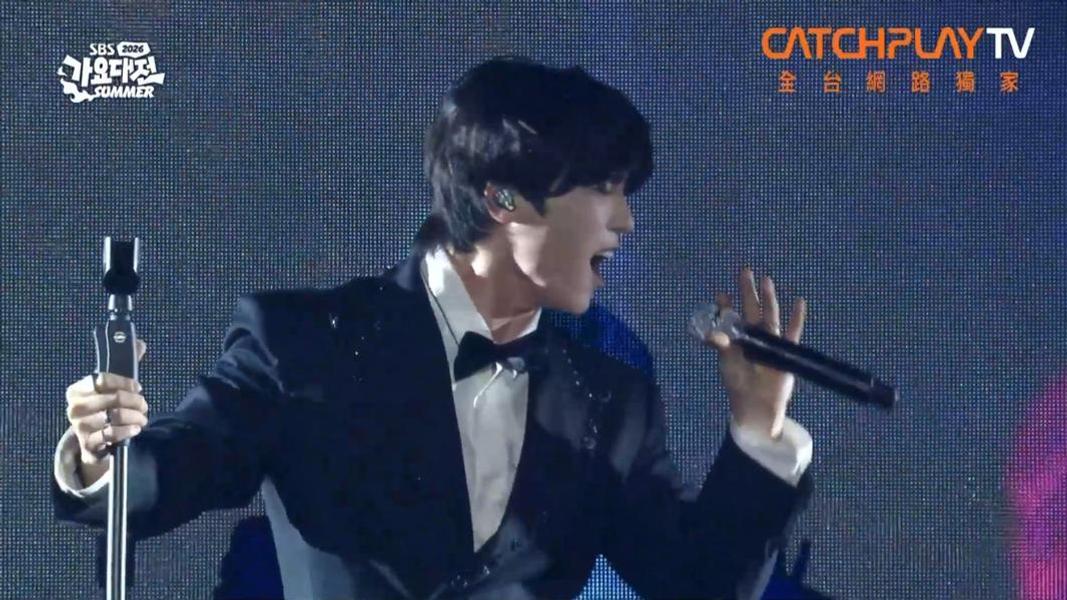 SEVENTEEN成員DINO將現場打造成豪華歌廳秀。(圖/翻攝自翻攝自CATCHPLAY TV)