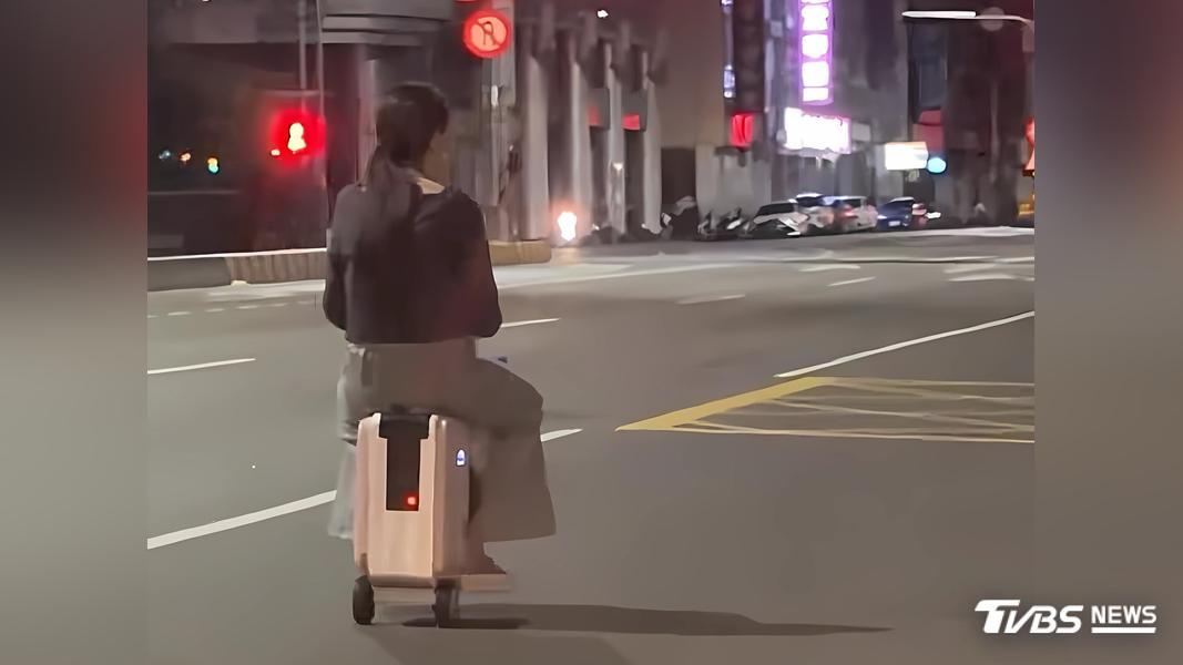 台中女騎電動行李箱上路 網友全看傻