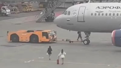 有片/飛機都開走了!錯過航班不甘心 2正妹竟衝跑道「追客機」畫面曝