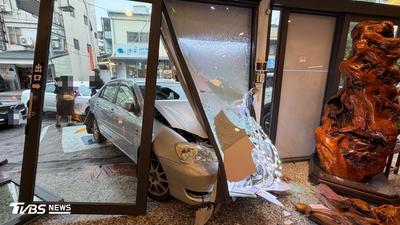 又見高齡駕駛肇事!苗栗8旬翁開「瑞典坦克」暴衝 店面慘被撞爛