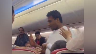 有片/高空驚魂!男乘客搭機突「硬開逃生門」 機組員嚇壞急制止