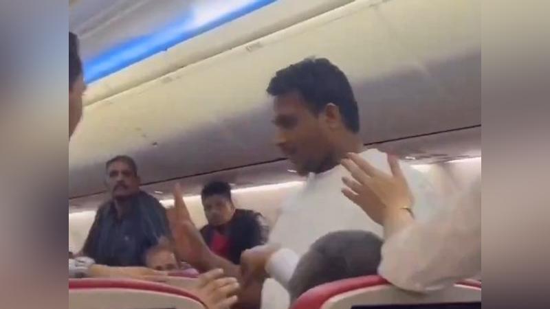 有片/高空驚魂!男乘客搭機突「硬開逃生門」 機組員嚇壞急制止