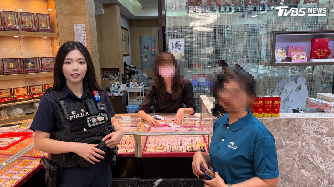 高雄鳳山一間銀樓因店員結帳疏失少收2萬元,報請員警協助順利找回買家並補足款項。(圖/TVBS)