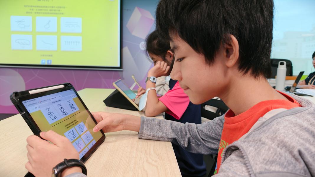 學生現場操作電腦學習機器學習與演算法原理 (圖/親子天下提供)