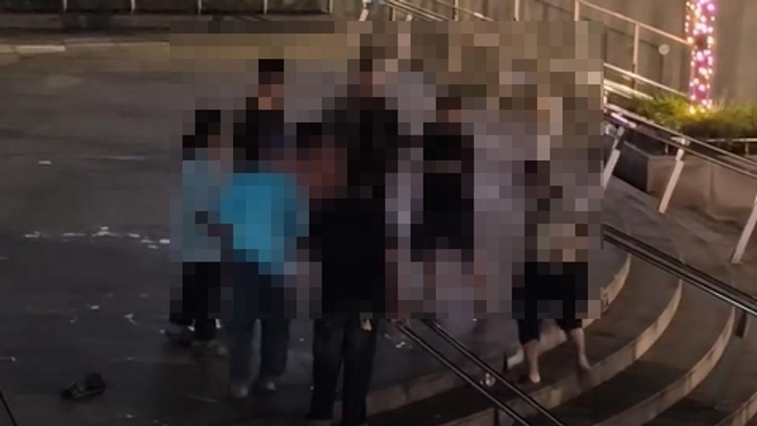 火車站前爆打架,男女當街互毆,嚇壞路人。(圖threads/frenchfries0426)