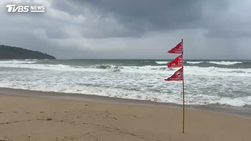 白海豚颱風雖已遠離,南部地區天氣卻持續極度不穩定,墾丁南灣海灘已插上紅旗禁止遊客下水。(圖/TVBS)