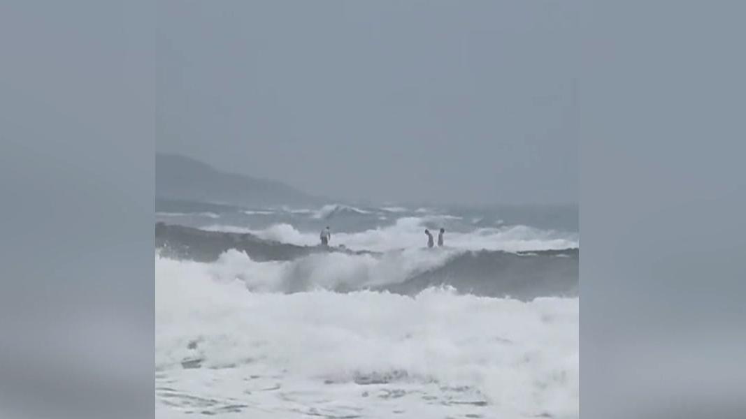 有民眾拍下3名遊客不顧四周洶湧海浪不斷拍打,仍冒險行走在礁岩上。(圖/翻攝_Threads)