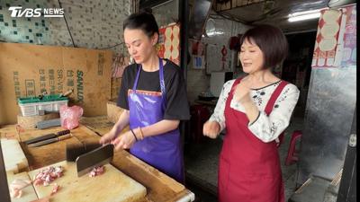 張榕容化身金門「豬肉西施」難掩女神光環 雙刀剁肉卻大喊快跑