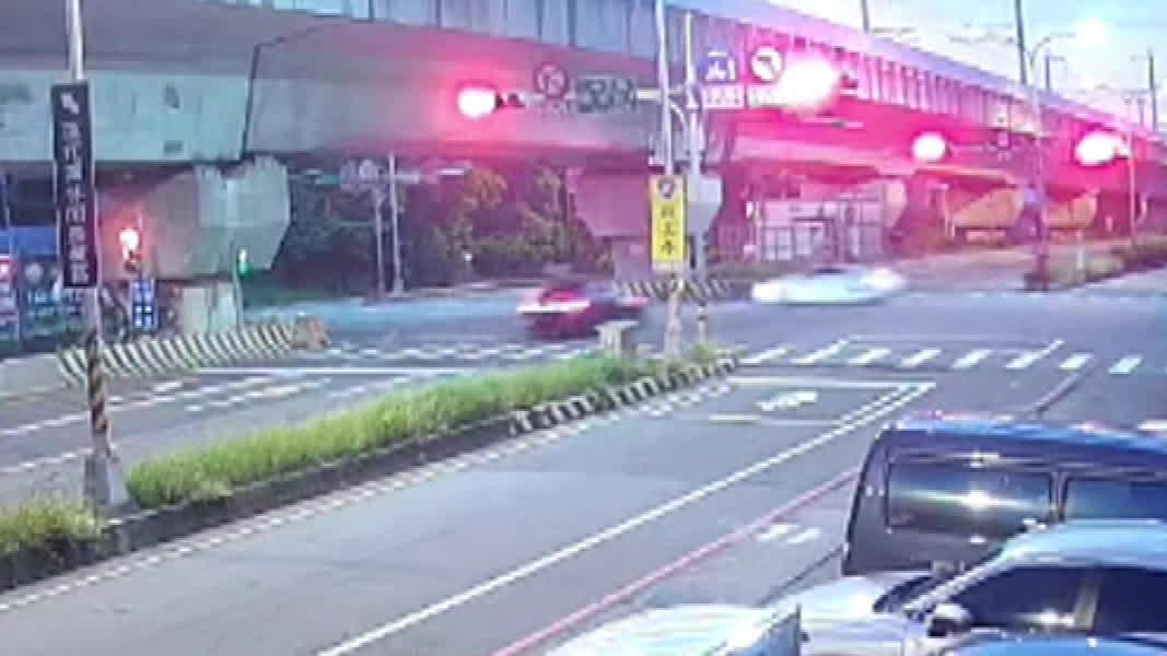 黑道千金毒駕闖紅燈害命。(圖/TVBS)