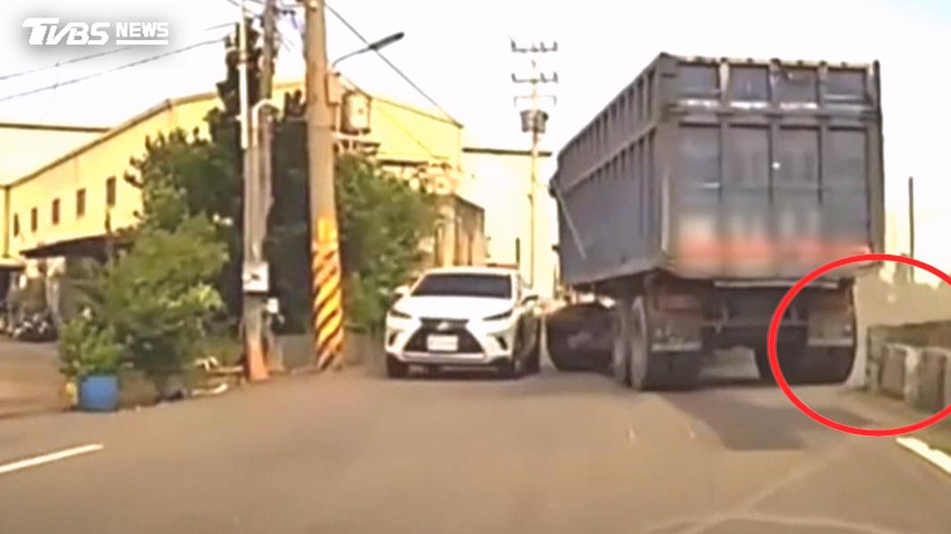 曳引車閃車撞橋墩 車頭折歪「像爆炸」(圖/TVBS)