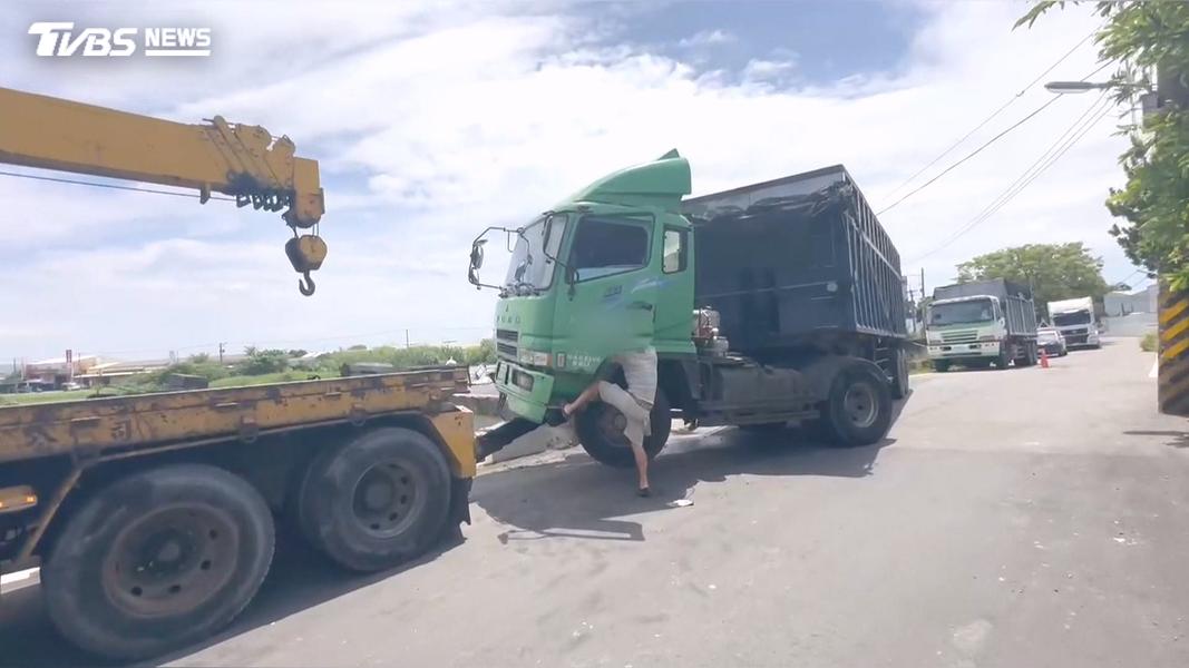 曳引車閃車撞橋墩 車頭折歪「像爆炸」(圖/TVBS)