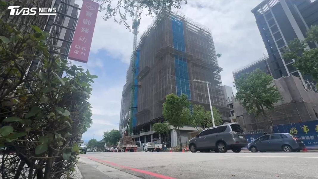 影片曝光!台中建案塔吊鋼筋懸路中 未封路管制挨轟「拿命開玩笑」(圖/TVBS)