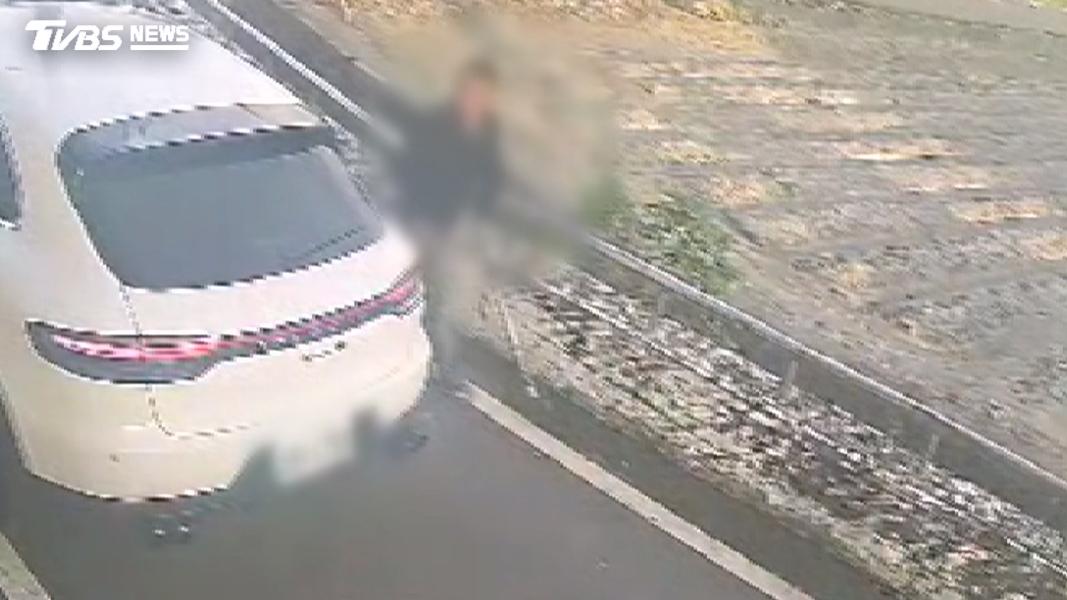 嫌犯開著保時捷休旅車上門砸監視器貨車(圖/TVBS)