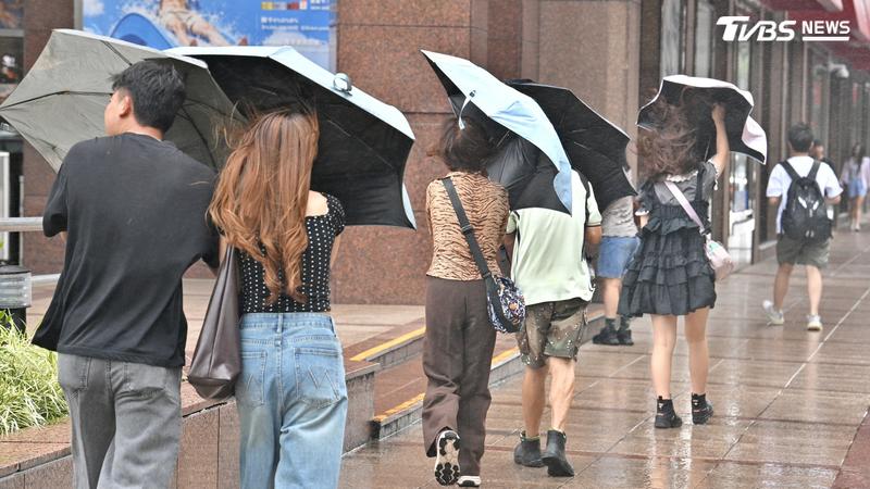 明天天氣/雨彈連炸!全台恐濕透到週末 昌鴻颱風最快明登陸日本