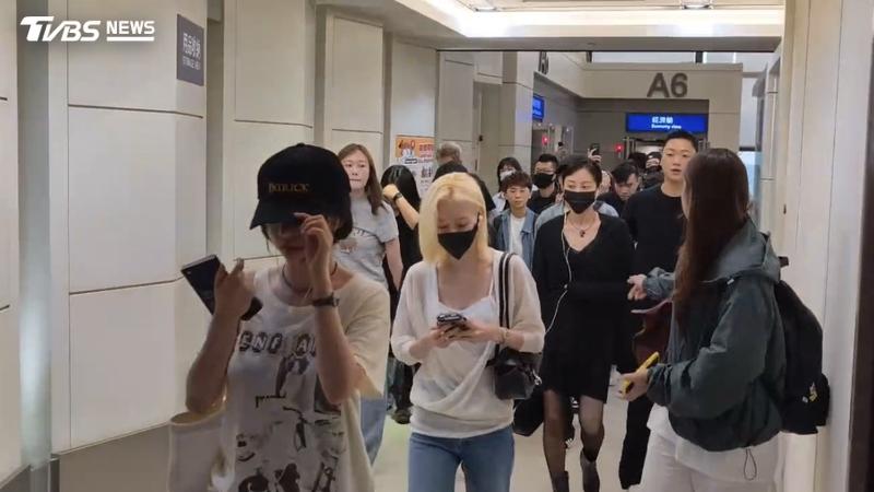 直擊/女神來了!aespa抵台桃機引尖叫聲 WINTER 甜笑揮手狂放電