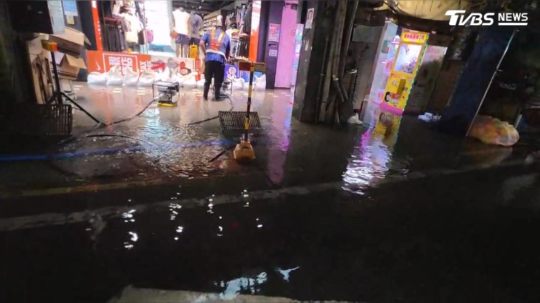 基隆愛四路夜市晚間突積水 攤商忙打烊