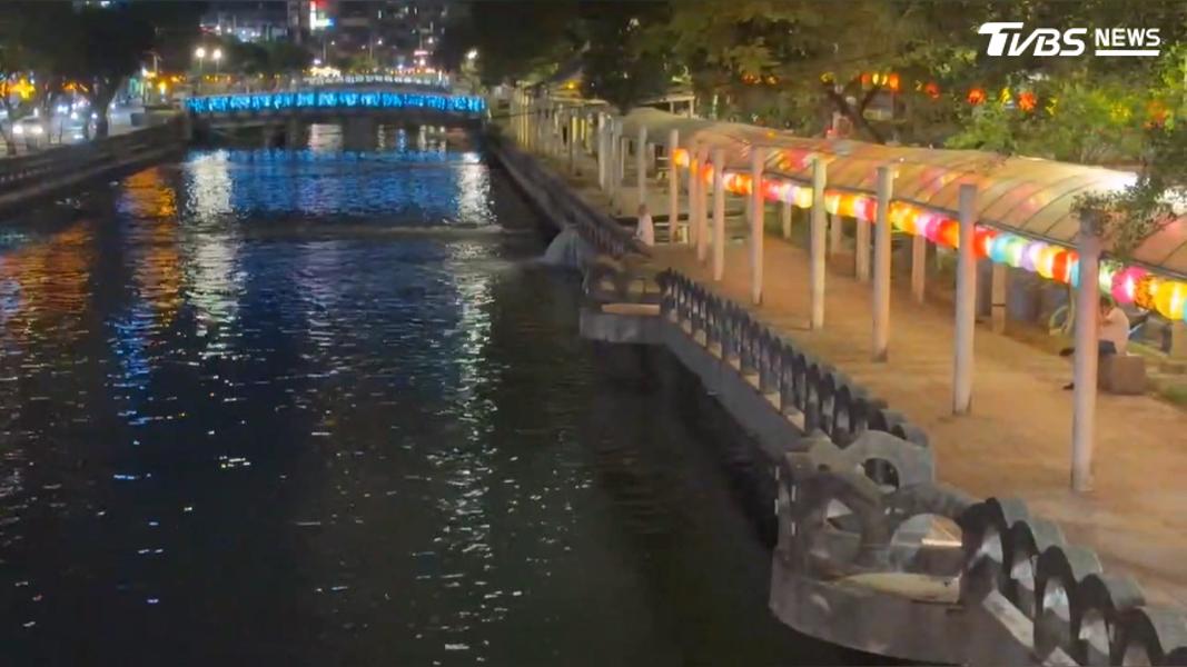 基隆10號晚上大潮,田寮河暴漲,導致附近的愛四路夜市馬路積水,店家跟攤商都受害。(圖/TVBS)