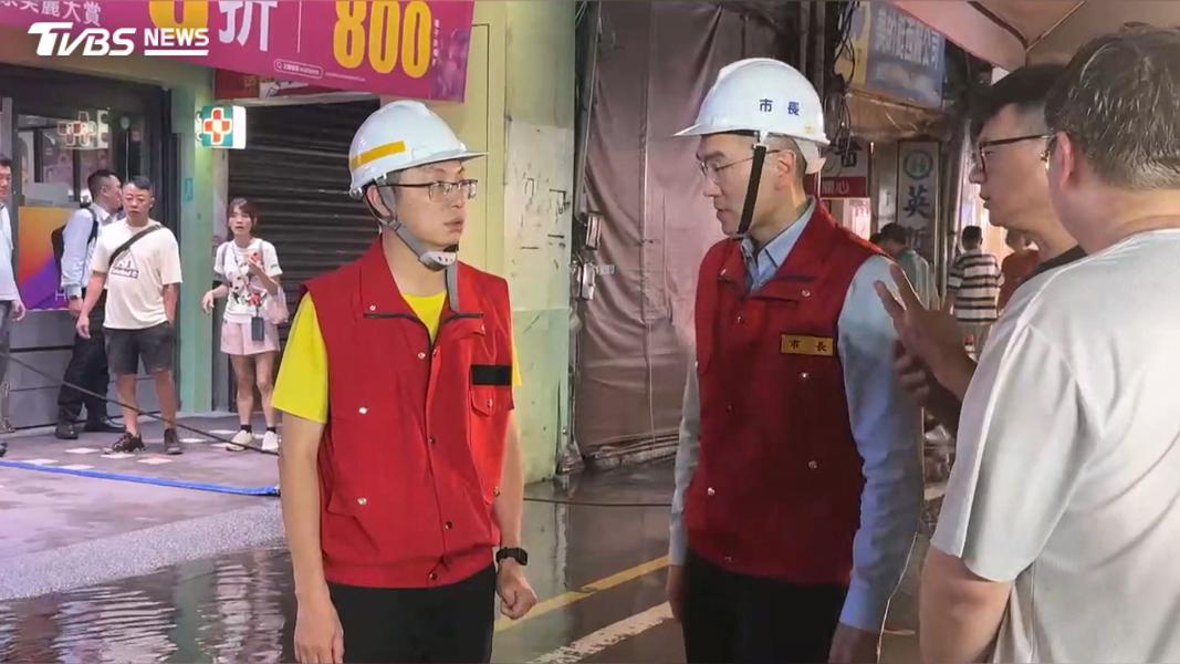 基隆大潮水淹愛四路夜市,市長謝國樑晚間也趕緊跟市府同仁到場視察,除了確認抽水機全部啟動,也提出可能會強制要求當地居民加裝隔水擋板。(圖/TVBS)