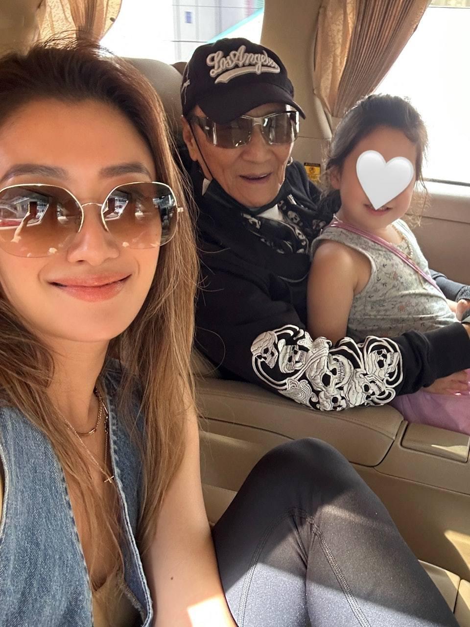 婷婷帶著女兒見外公的三代同堂合照。（圖／翻攝自IG＠jennifertsetingting）