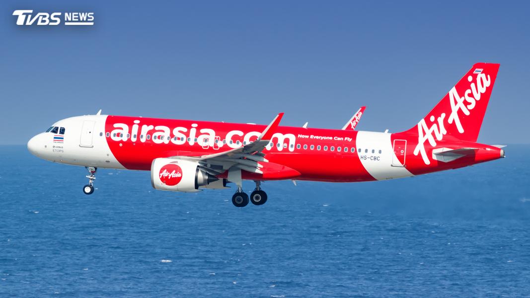 亞洲航空(AirAsia)目前同樣允許旅客攜帶2件客艙行李,但兩件合計重量不得超過7公斤。(示意圖/shutterstock 達志影像)