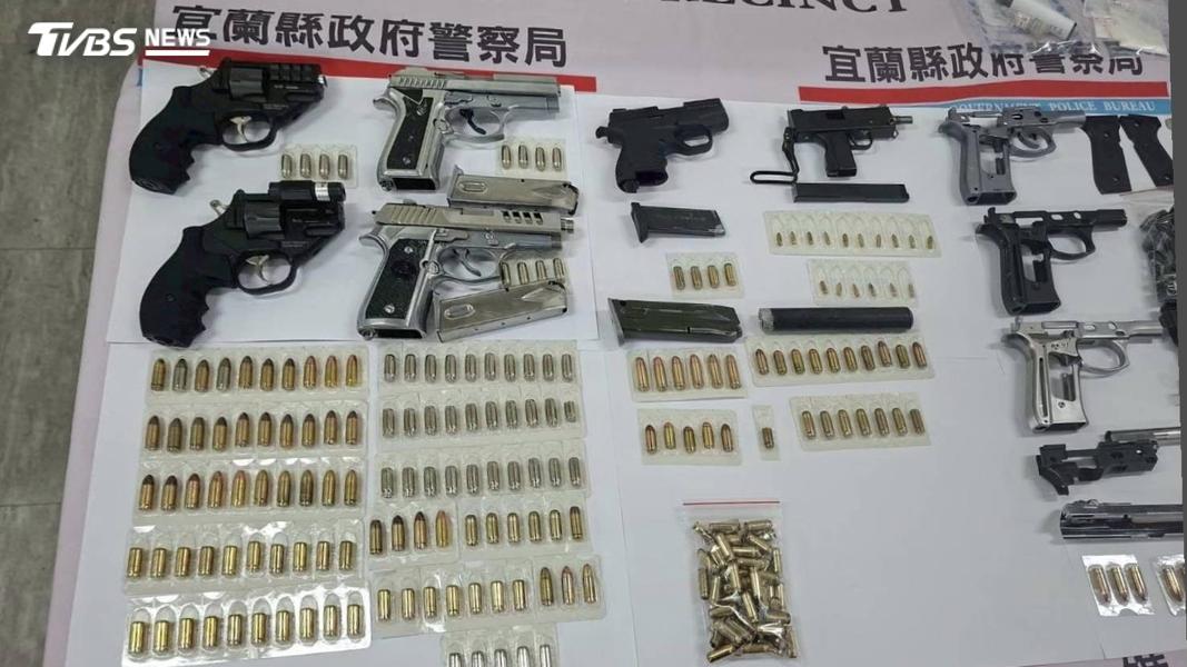 警方當場查扣改造手槍5把、改造子彈103顆及彈殼材料。(圖/TVBS)