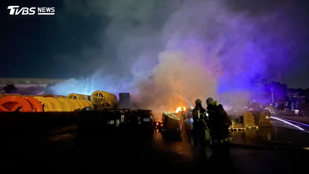 高雄知名上市電纜公司火警!廠房深夜竄火