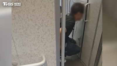 想幹嘛? 高鐵驚傳偷窺 男數度蹲廁所前詭異舉動惹議