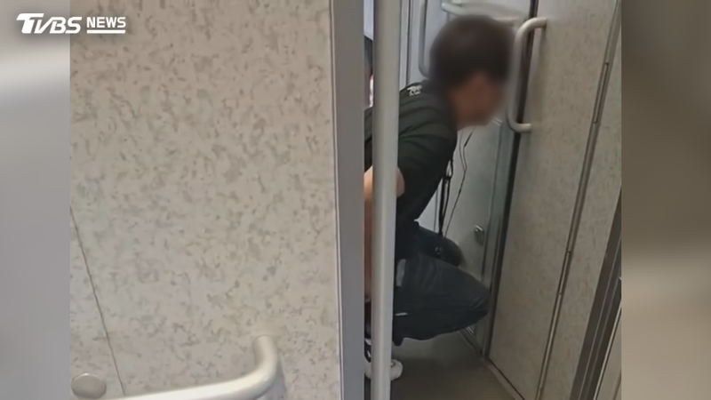 想幹嘛? 高鐵驚傳偷窺 男數度蹲廁所前詭異舉動惹議