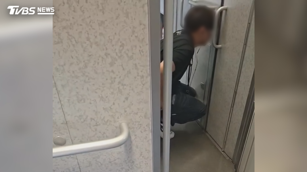 民眾日前搭乘高鐵時,目擊一名黑衣男子在車廂廁所門口行為詭異,黑衣男子蹲廁所門口 頭貼門縫詭異舉動(圖/翻攝Threads@sugit._)