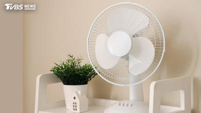 電扇開整晚會傷身?醫示警「別長時間直吹」 超過這室溫快開冷氣