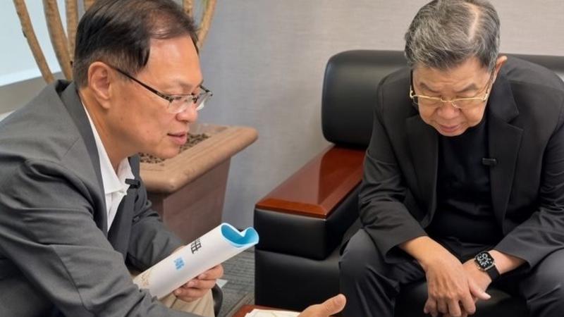蕭萬長任張啓楷競總榮譽主委 贈紀念錶勉「珍惜時間、認真打拚」