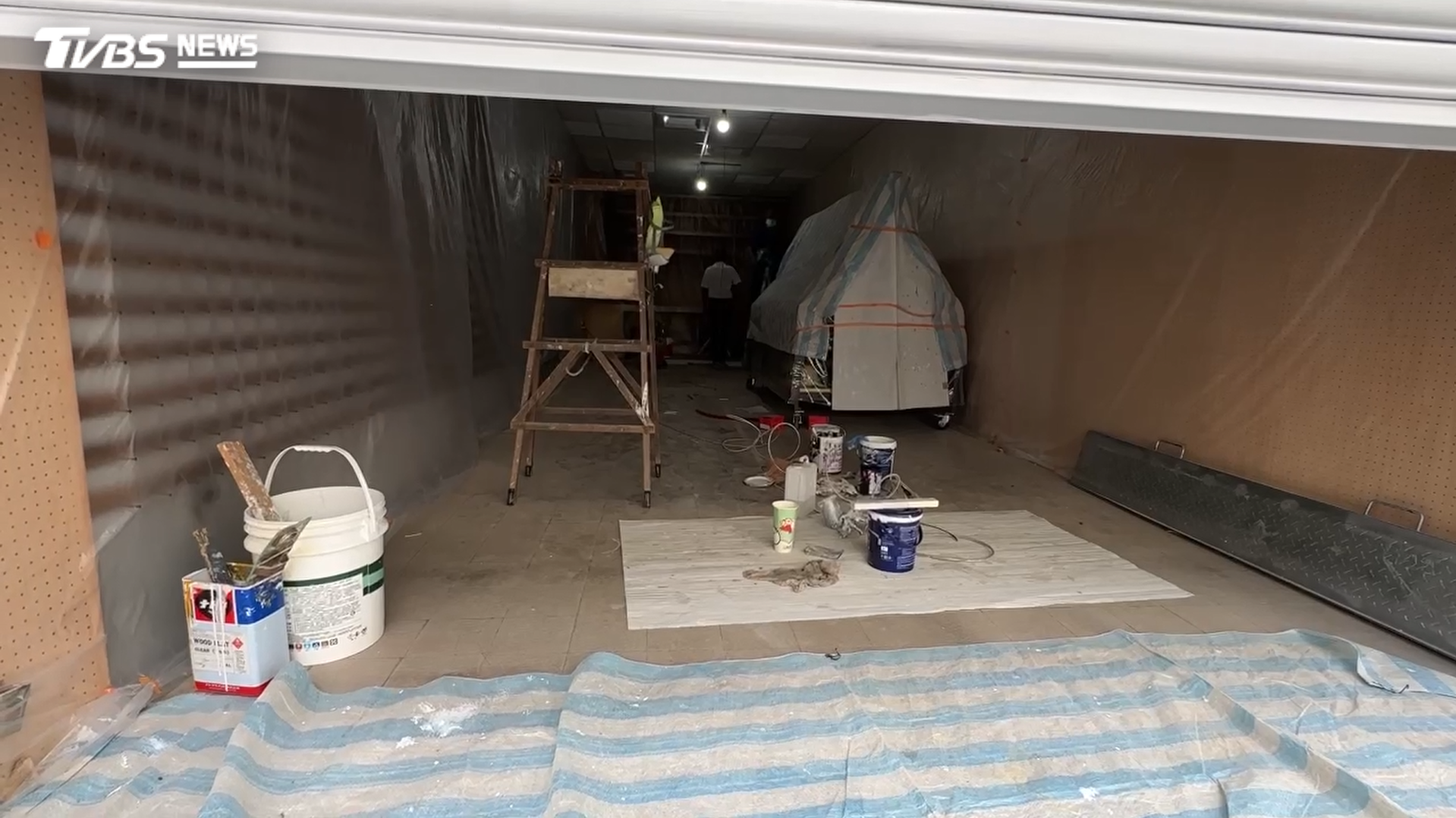 目前店面鐵門半開,內部仍在裝修階段,未來將拓展為飾品店(圖/TVBS)