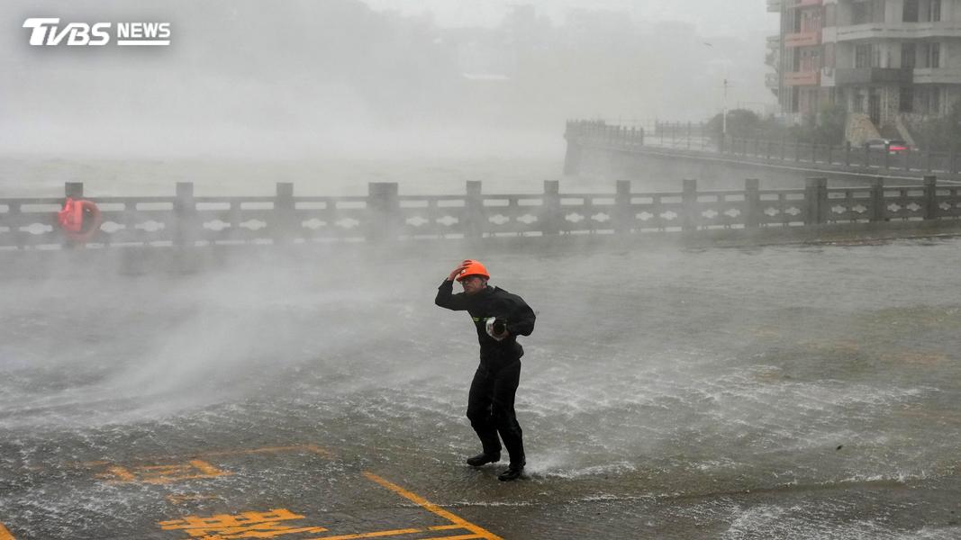 觀景窗變水族箱! 白海豚風雨「淹掉上海」