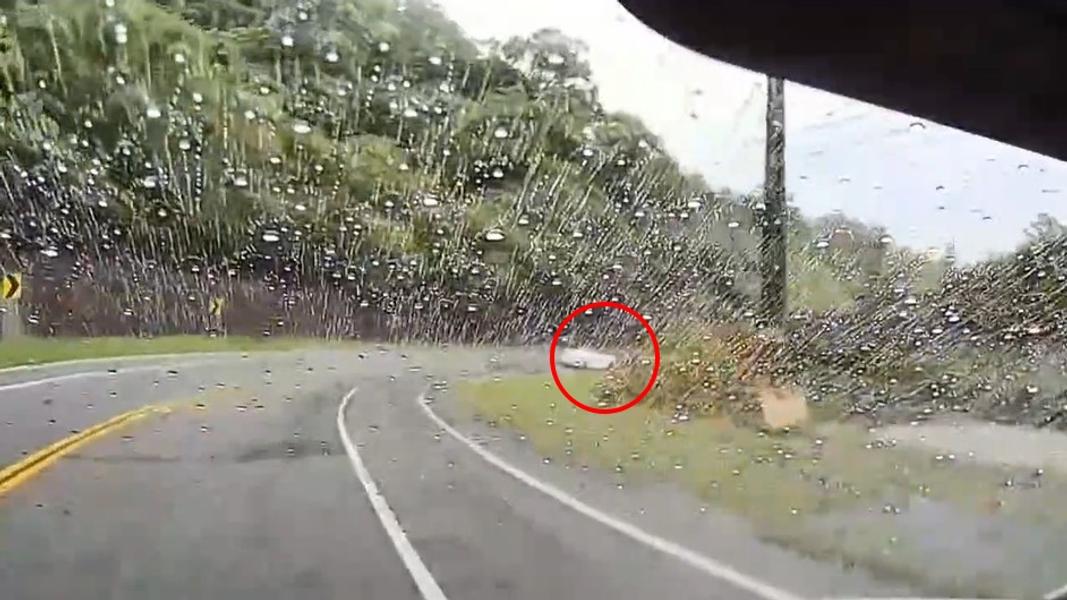 白車突失控打滑。(圖/目擊車輛提供)