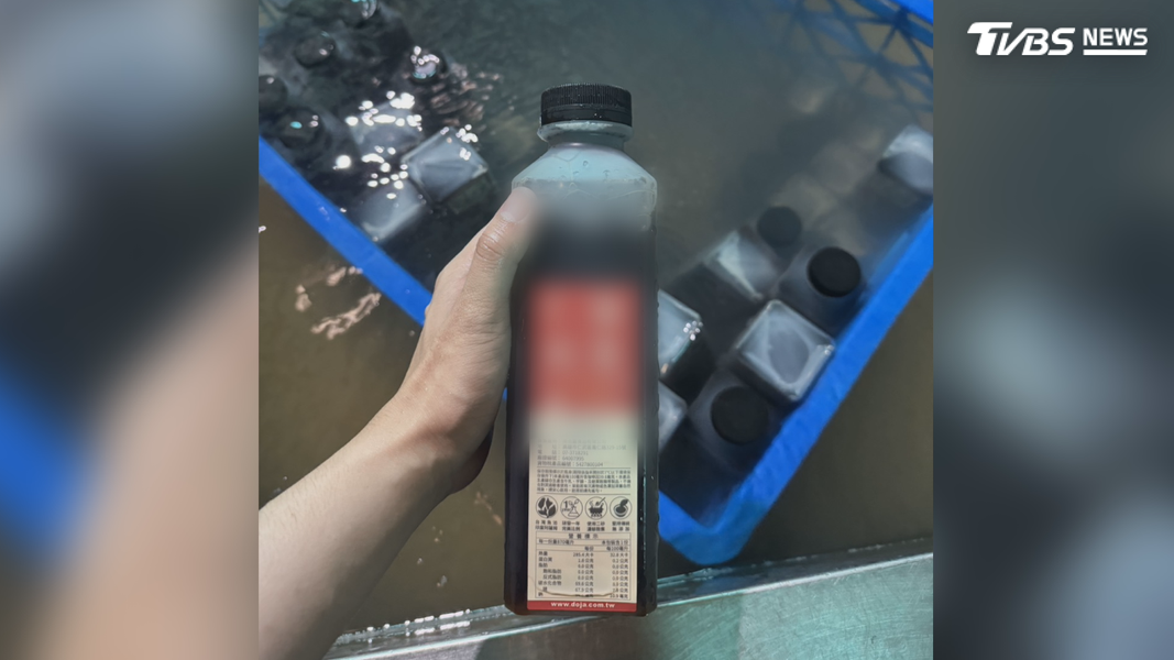 高雄一名臨時工,他到知名連鎖豆漿店工廠工作,內部冷卻槽水質髒、混濁,再爆豆漿瓶身不耐高溫時常破損(圖/民眾提供)