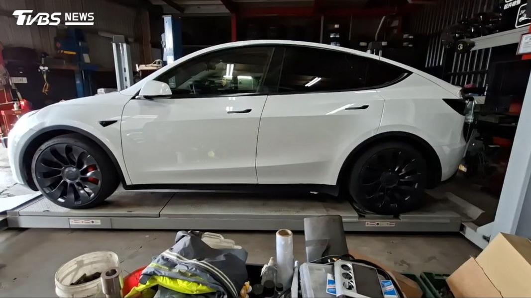 車子碰到海水,若未及時處理,海水的高鹽分極易腐蝕車漆與底盤金屬,導致生鏽,甚至危及車輛電路。(圖/非當事車主,TVBS)