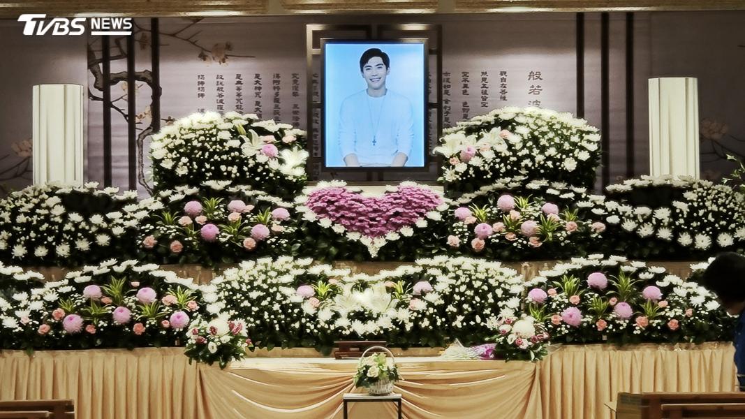 王凱告別式遺照綻放燦笑 陳喬恩、陳怡蓉送行