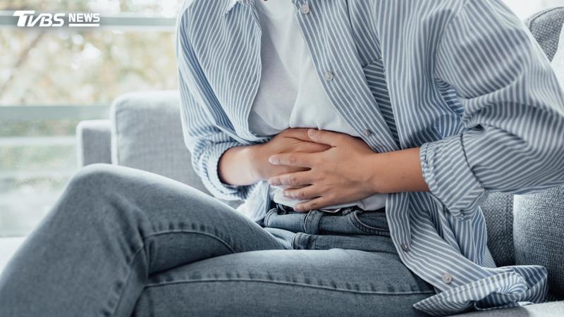 平時排便超順!他腹痛照出「腐爛巨瘤」罹癌 醫揭難察覺2原因