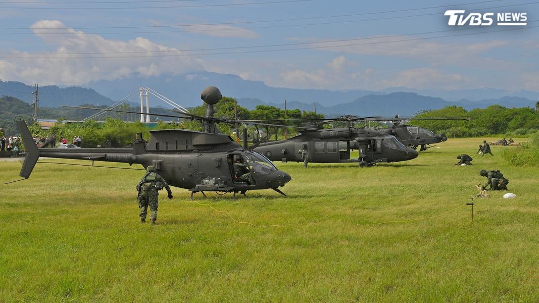 601旅出動包括AH-64E阿帕契戰鬥直升機、OH-58D戰搜直升機、UH-60M黑鷹直升機等,進行15分鐘內完成熱加油及熱掛彈的再整補出擊作業。(圖/胡瑞麒攝)