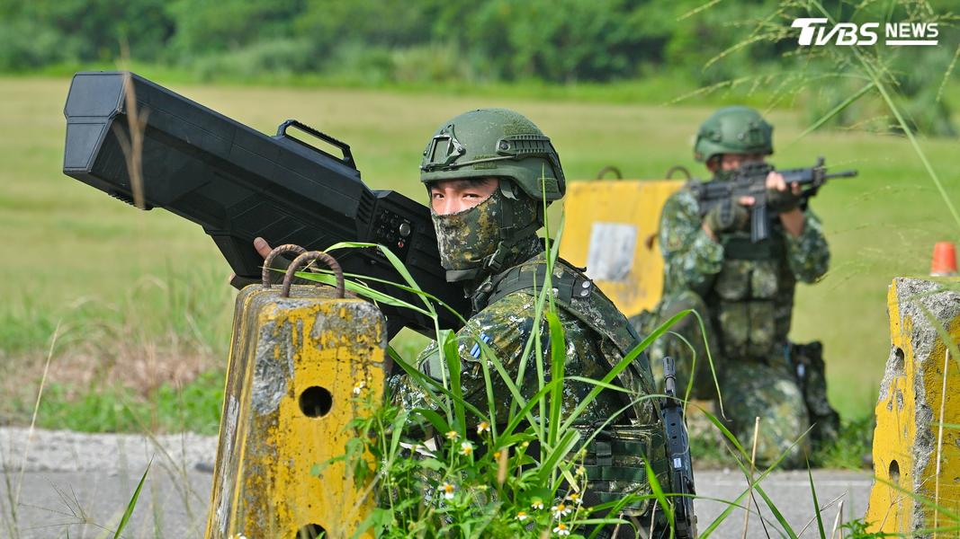 現場也可以看到有陸航官兵手持中科院研製的「四頻無人機干擾槍」及國造T112步槍進行對空警戒。(圖/胡瑞麒攝)