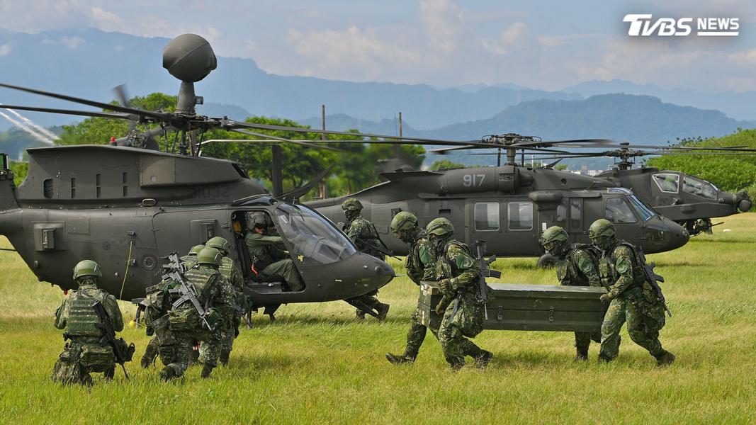 陸軍601旅的多架直升機進行溪邊草坪三機掛彈加油操演。(圖/胡瑞麒攝)