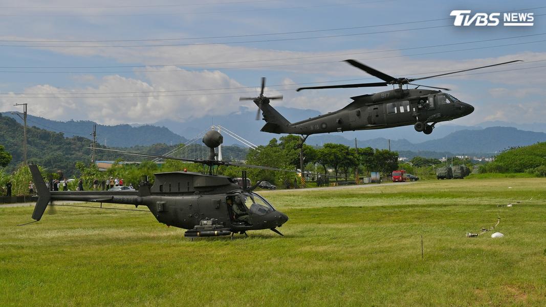 完成熱加油和熱掛彈後,3架直升機再依序升空離場,繼續執行下一階段任務。(圖/胡瑞麒攝)