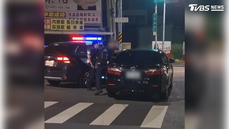 醉扯! 男酒駕「停路中央睡著」 警叫不醒破窗逮人