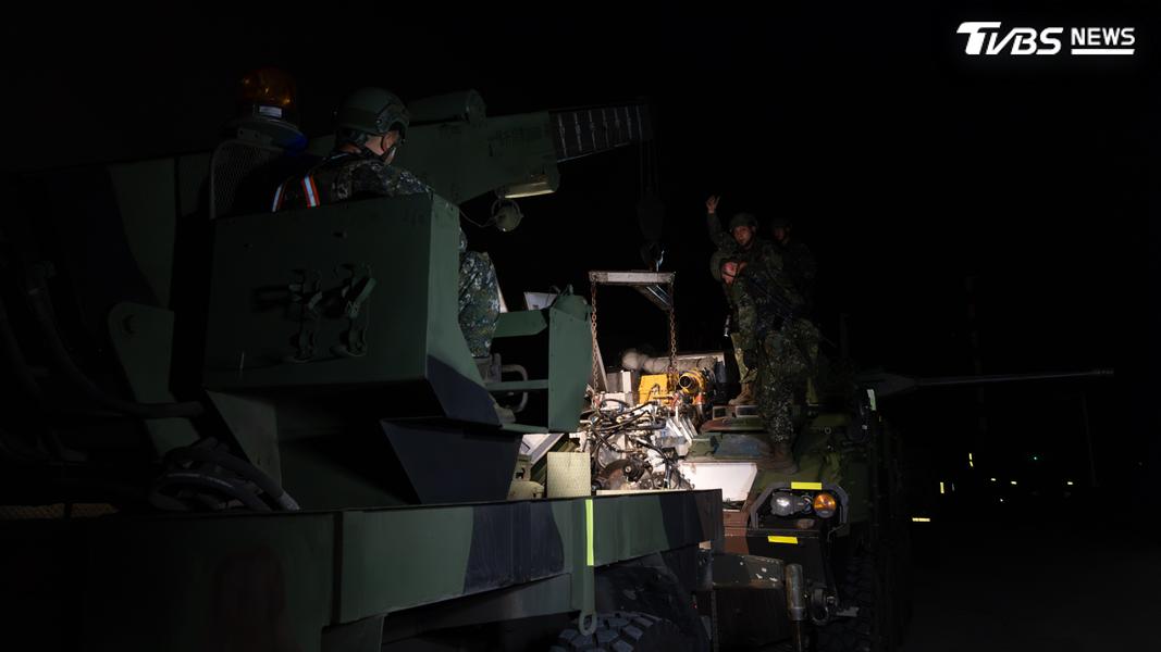 夜間搶修期間,官兵時刻對周邊敵情進行警戒。(圖/第四作戰區提供)