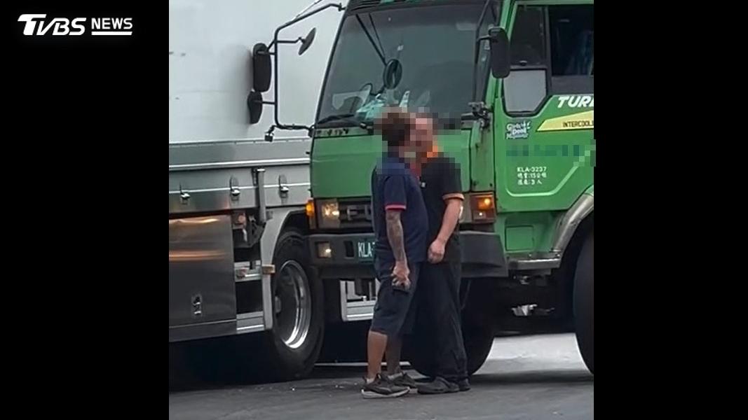 大車後照鏡擦撞爆衝突 救護車來秒暫停