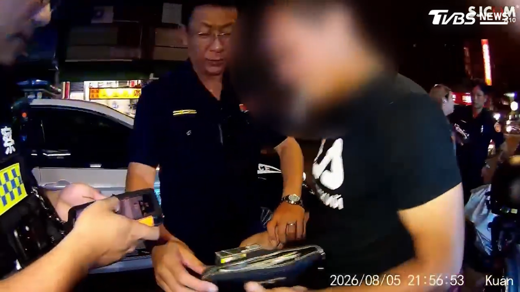 警方抓到嫌犯,隨手拿的包包似乎也不是自己的,裡面身分證還是名長髮女子,果然又是他偷來的(圖/TVBS)